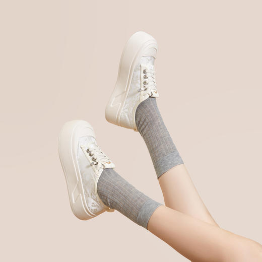 千百度厚底帆布鞋女款秋季增高小白鞋时尚运动休闲板鞋A24411361 商品图4