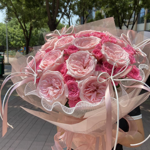 【极致温柔的爱情】12支粉荔枝玫瑰甜蜜精美花束 商品图0