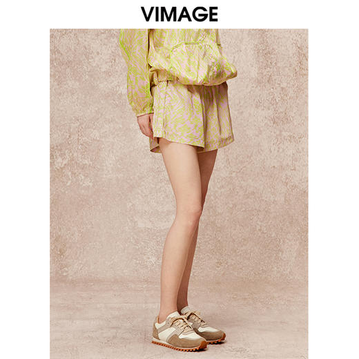 VIMAGE纬漫纪时尚休闲宽松百搭抽绳松紧腰印花短裤秋季新款V2205806 商品图3