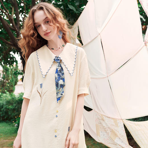 两三事 浓情香郁 2024夏季新款小清新印花系带绣花衬衫裙连衣裙 商品图3
