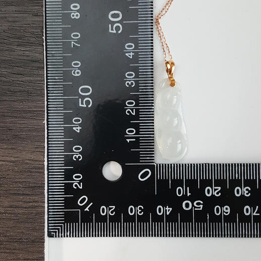 【天然正品】AU750玫瑰金镶糯冰种白色福豆荚翡翠（福、禄、寿）吊坠项链现售价：1480！特价190624NJS18 商品图1