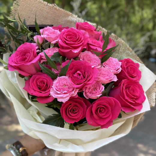 【心中所爱】11朵高盛玫瑰+粉色多头玫瑰精美时尚花束 商品图0