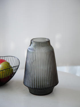 竖条纹彩色花瓶