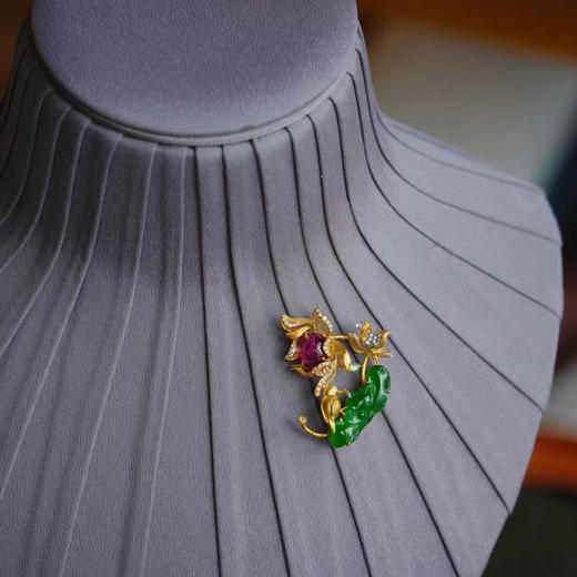 龢盒原创 清荷翠鸟入夏图 翡翠胸针 商品图6