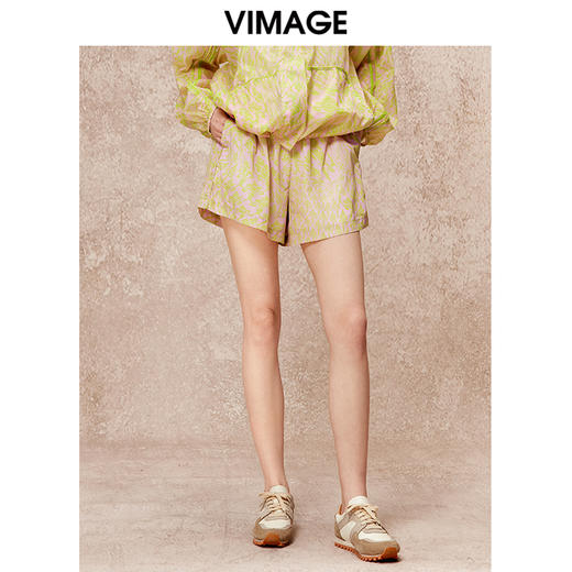 VIMAGE纬漫纪时尚休闲宽松百搭抽绳松紧腰印花短裤秋季新款V2205806 商品图2