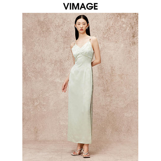 VIMAGE纬漫纪高级感缎面垂坠露背吊带礼服连衣裙秋季新款V2277801 商品图2