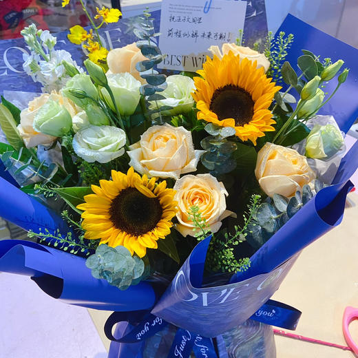 【未来可期】2朵向日葵+6朵香槟玫瑰+15朵绿色洋桔梗 商品图0
