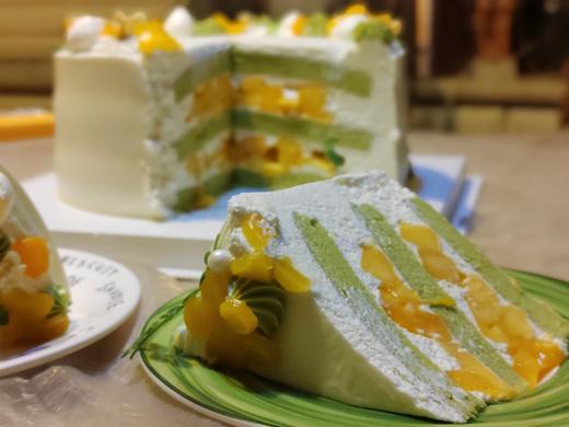 【甜久荟 抹茶/斑斓茉莉法式鲜奶蛋糕】  如一缕清新凉爽的风 让人心旷神怡 新鲜的茉莉花浸水调制  抹茶或斑斓蛋糕胚  装饰新鲜芒果100%动物鲜奶油  无化学添加 中西合璧 老少皆宜 展示图片为6寸 商品图9