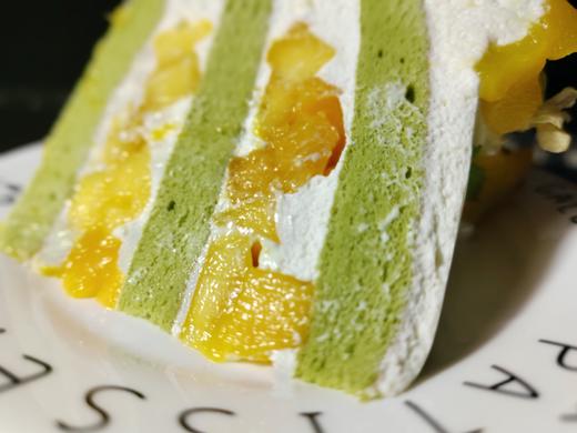 【甜久荟 抹茶/斑斓茉莉法式鲜奶蛋糕】  如一缕清新凉爽的风 让人心旷神怡 新鲜的茉莉花浸水调制  抹茶或斑斓蛋糕胚  装饰新鲜芒果100%动物鲜奶油  无化学添加 中西合璧 老少皆宜 展示图片为6寸 商品图6