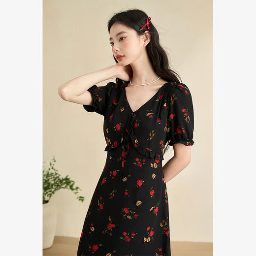 西遇法式V领黑红碎花连衣裙女早春新款复古浪漫时髦减龄裙子D2742211 商品图3