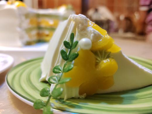 【甜久荟 抹茶/斑斓茉莉法式鲜奶蛋糕】  如一缕清新凉爽的风 让人心旷神怡 新鲜的茉莉花浸水调制  抹茶或斑斓蛋糕胚  装饰新鲜芒果100%动物鲜奶油  无化学添加 中西合璧 老少皆宜 展示图片为6寸 商品图5