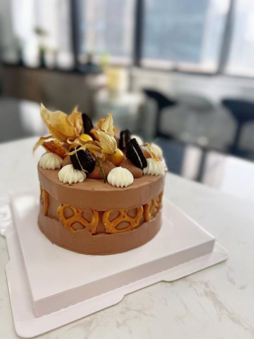 【甜久荟 法式巧克力脆饼奶油蛋糕】没有人不爱巧克力系列 巧克力蛋糕胚 巧克力奶油 配上脆脆的饼干和水果装饰 纯动物鲜奶蛋糕 72%以上天然可可 无化学添加  客户评价不齁不腻 愉悦满足 商品图2