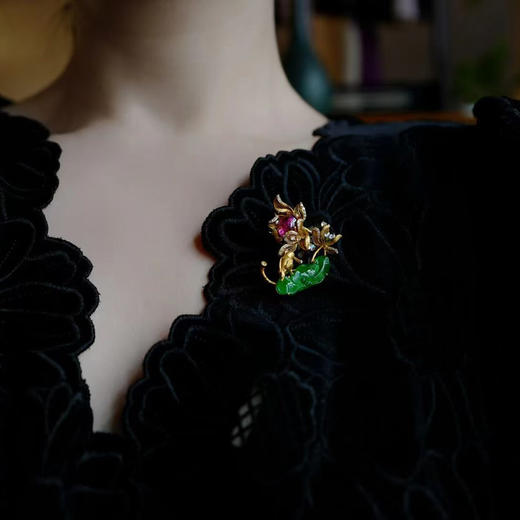 龢盒原创 清荷翠鸟入夏图 翡翠胸针 商品图5