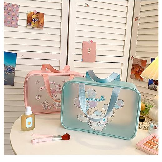 【手提时尚化妆包】三丽鸥可爱卡通防水手提化妆包沙滩包通勤女包，敲大容量，满足日常所需。ry 商品图1