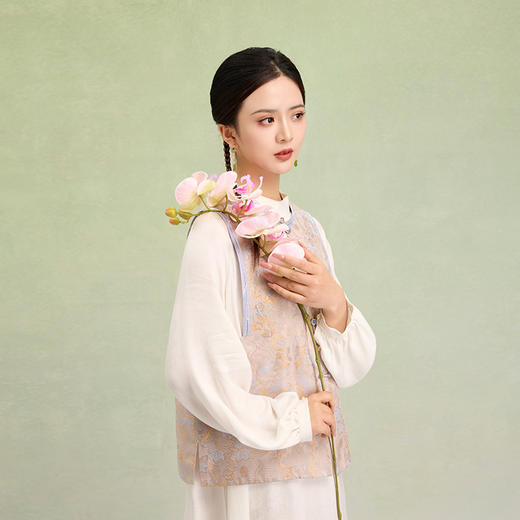 荷言HEYEN 阮郎归 对襟葫芦织金罗手工白贝珠金线缠线一字扣招财进宝圆金扣马甲高级定制 商品图2