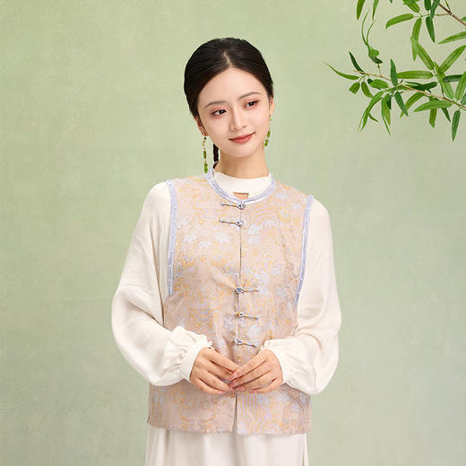 荷言HEYEN 阮郎归 对襟葫芦织金罗手工白贝珠金线缠线一字扣招财进宝圆金扣马甲高级定制 商品图3