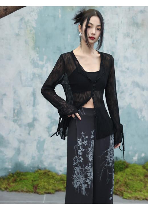 ✅【泰迪熊TEDDYBEAR】高级肌理感镂空防晒空调衫 063款： 🍂1、衣身用竖纹肌理竹节棉面料上身舒适柔软也很亲肤；✔️ 商品图1