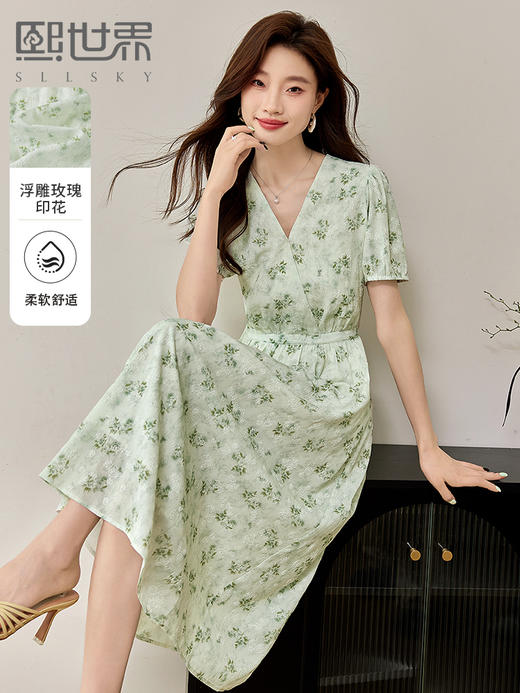 【专属特价】熙世界绿色碎花V领连衣裙夏季2025新款显瘦收腰度假风茶歇裙子 商品图0