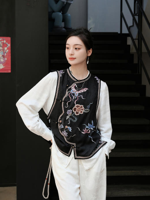 盛唐牡丹盛奢系列| 限量款| 高货-手绣全打籽蝶恋花花瓣马甲-黑色 商品图3