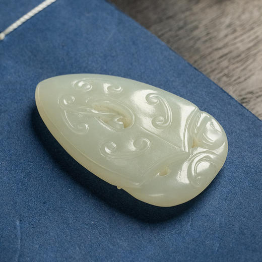 清 玉雕螭龙蝉形佩 商品图3