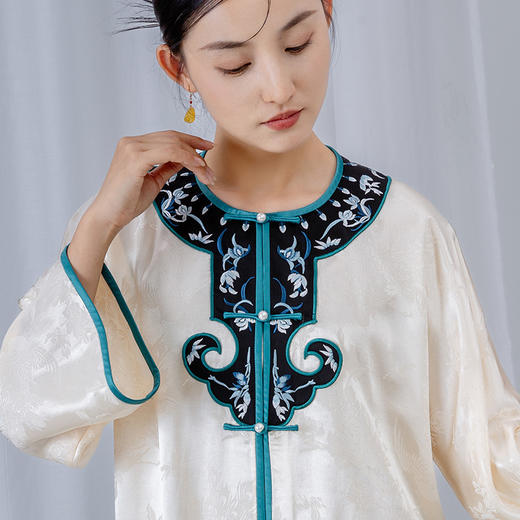 2024夏季醋酸提花绣花中式复古如意头中襟上衣B241272-T 商品图2
