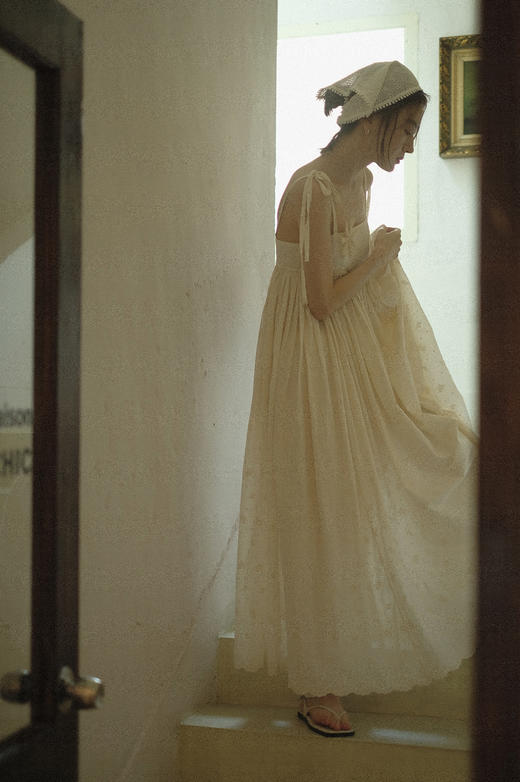 草枕 - 月白色花朵刺绣棉质背带大摆裙 商品图3