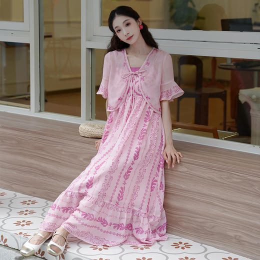 两三事粉色海滩2024夏季新款印花刺绣开衫吊带裙两件套女时尚套装 商品图2