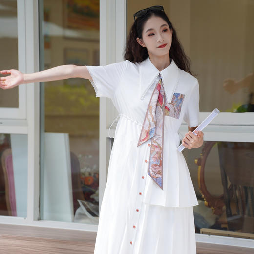 两三事 倾心学院 2024夏季新款小清新印花领带压褶下摆连衣裙 商品图1