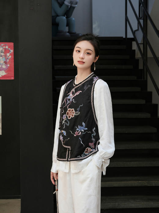 盛唐牡丹盛奢系列| 限量款| 高货-手绣全打籽蝶恋花花瓣马甲-黑色 商品图0