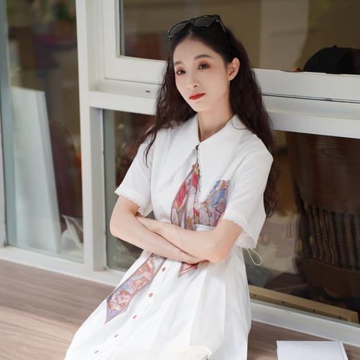 两三事 倾心学院 2024夏季新款小清新印花领带压褶下摆连衣裙 商品图4