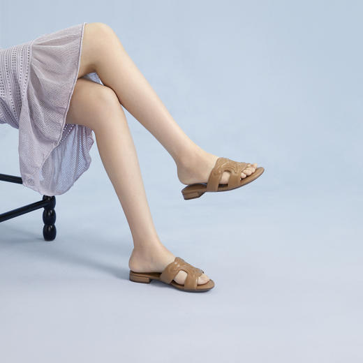 千百度平底羊皮凉拖鞋女款2024夏季新款外穿时尚休闲拖鞋舒适气质A24351280 商品图2