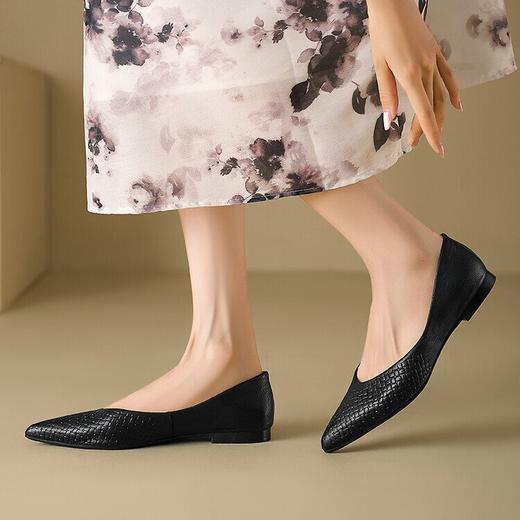 【预售5天】巨软水晶压花羊皮尖头低跟浅口单鞋时尚平底鞋优雅女鞋QSNX&999 商品图1