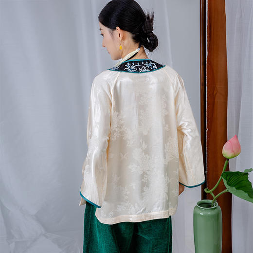 2024夏季醋酸提花绣花中式复古如意头中襟上衣B241272-T 商品图3