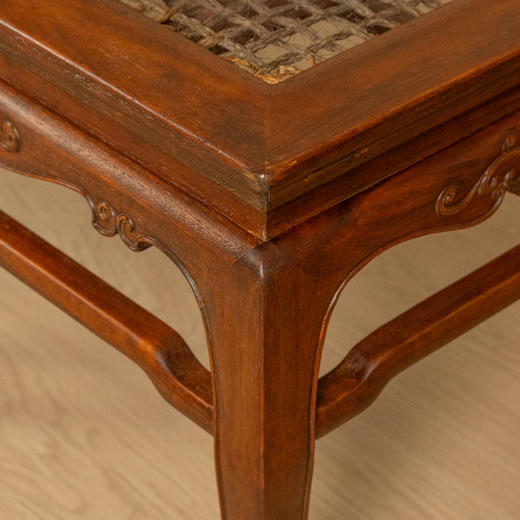 清 红木束腰三弯腿卷草纹方凳（一对） 商品图3