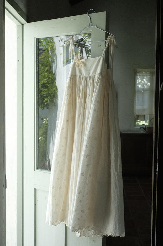 草枕 - 月白色花朵刺绣棉质背带大摆裙 商品图1