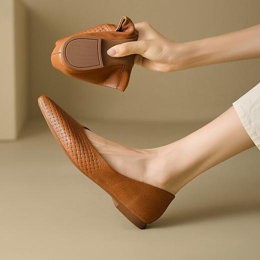 【预售5天】巨软水晶压花羊皮尖头低跟浅口单鞋时尚平底鞋优雅女鞋QSNX&999 商品图0