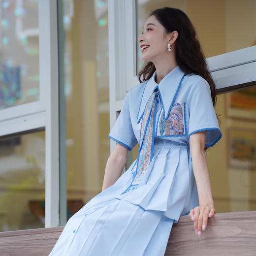 两三事 倾心学院 2024夏季新款小清新印花领带压褶下摆连衣裙 商品图3