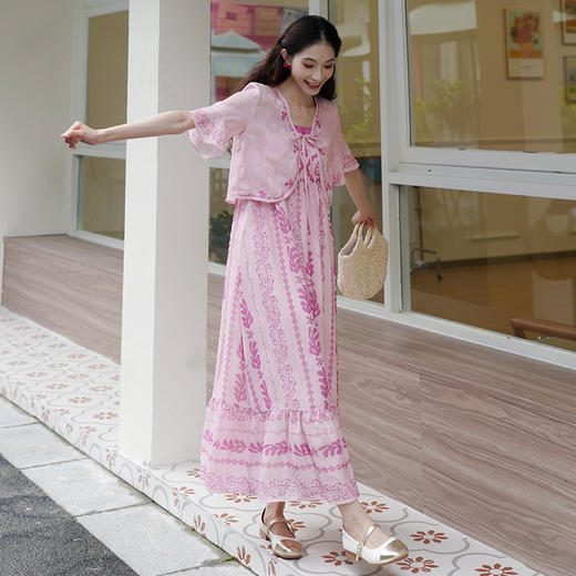 两三事粉色海滩2024夏季新款印花刺绣开衫吊带裙两件套女时尚套装 商品图1