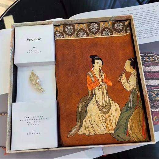 【甄珠贝·国风系列】70*70cm夜宴图双绉丝巾和淡水弦乐胸针礼盒套装【适合送外宾】 商品图0