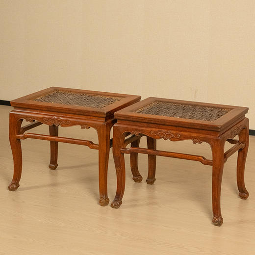 清 红木束腰三弯腿卷草纹方凳（一对） 商品图4