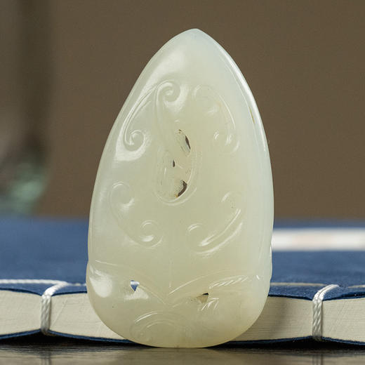 清 玉雕螭龙蝉形佩 商品图0