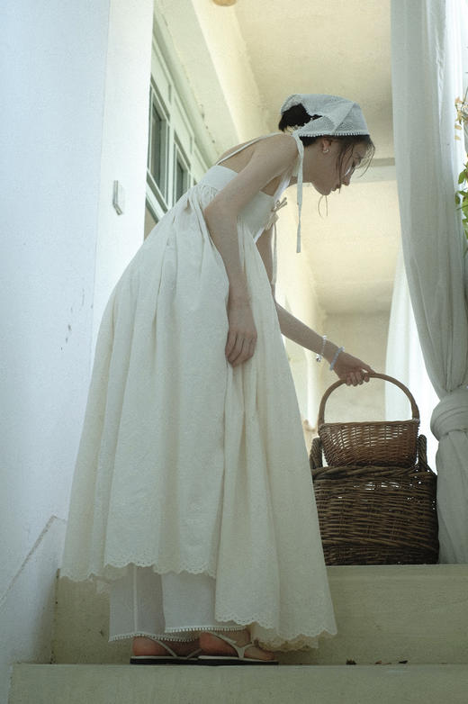 草枕 - 月白色花朵刺绣棉质背带大摆裙 商品图0