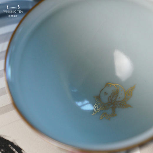 问鼎汝瓷鼎峰系列月白精工款折口杯（福桃满枝） 商品图4