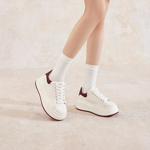 千百度百搭小白鞋女款秋季厚底增高休闲板鞋时尚运动鞋A24400606 商品图4