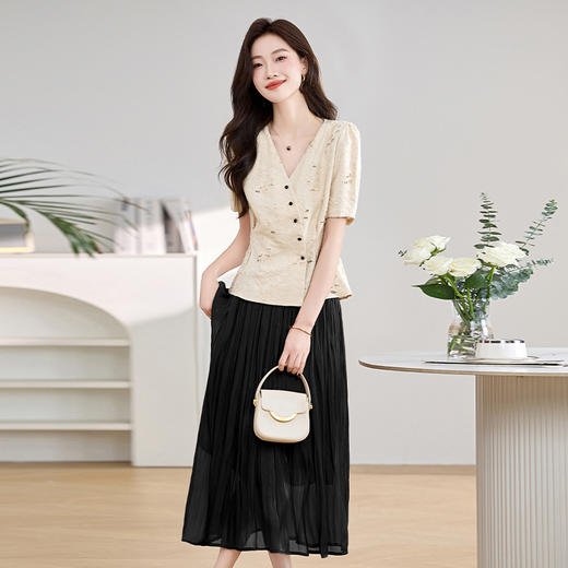 中式高级感v领镂空剪花上衣+流光天丝半身裙套装 QIXFS249832 商品图3