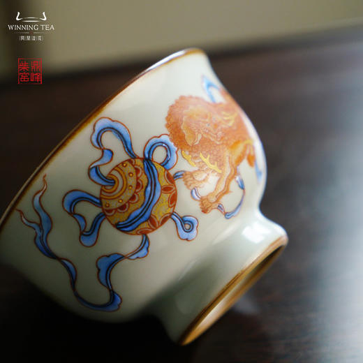 问鼎汝瓷鼎峰柴窑天青天河杯（梵红描金绘画狮子绣球）（ 缺货 ） 商品图3