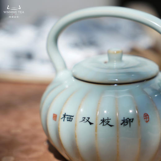 问鼎汝瓷鼎峰系列天青精工款瓜轮提梁壶（柳枝双栖）（缺货） 商品图3