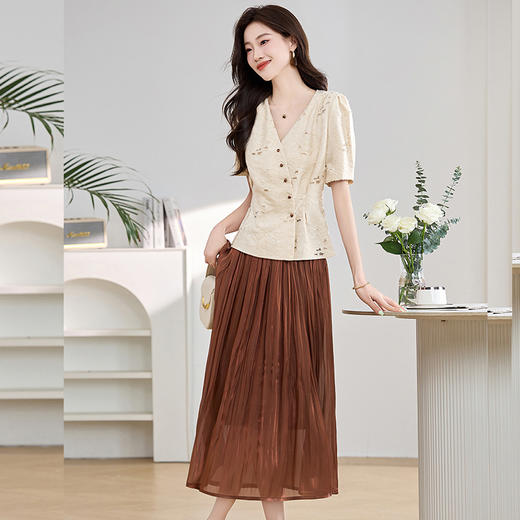 中式高级感v领镂空剪花上衣+流光天丝半身裙套装 QIXFS249832 商品图0