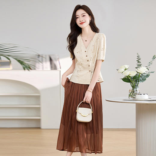 中式高级感v领镂空剪花上衣+流光天丝半身裙套装 QIXFS249832 商品图2