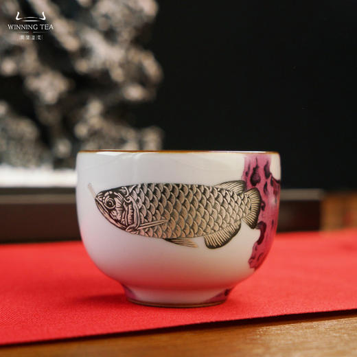 问鼎汝瓷鼎峰系列月白精工款敦善杯（绘画戏潭龙鱼） 商品图0